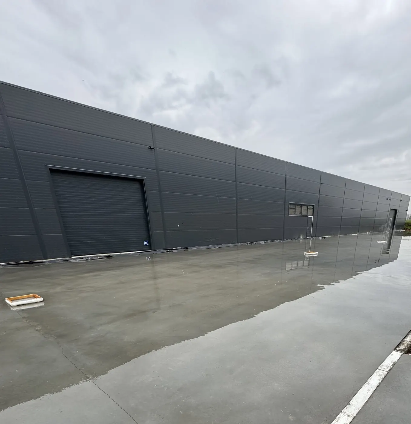 Betono aikštelė prie pramoninio pastato